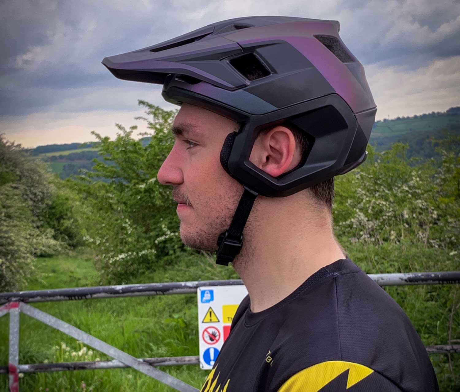 dropframe mtb helmet