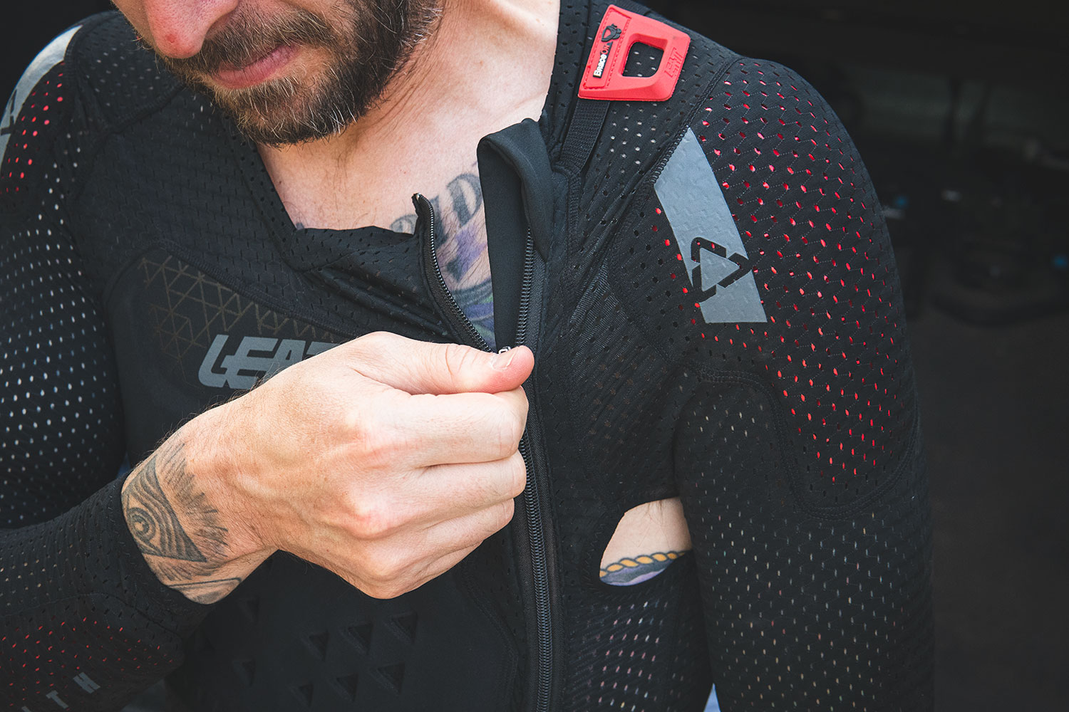 Leatt Body Protektor Shirt Airflex Stealth Oberkörper Schutz Downhill Freeride 