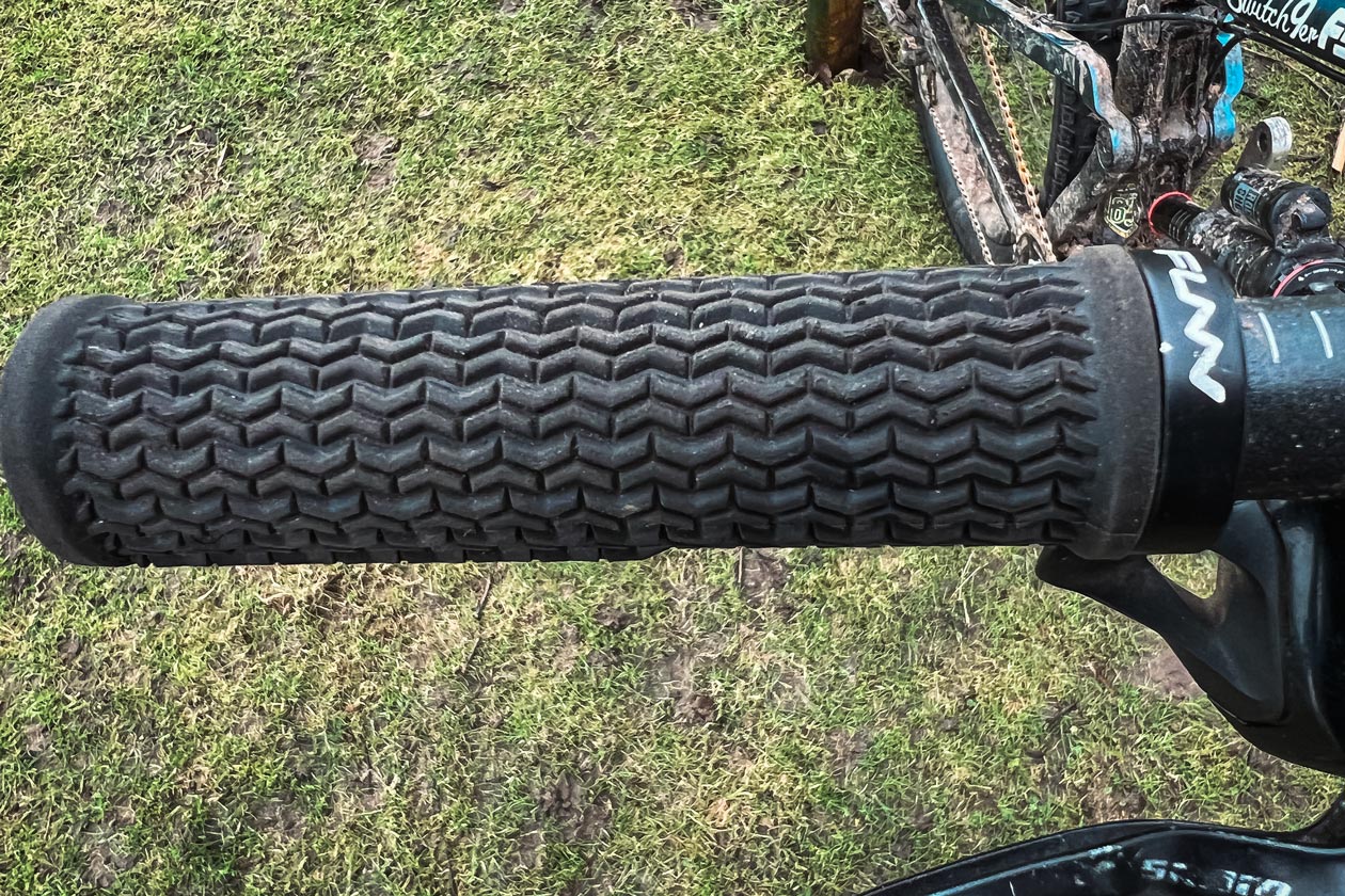 Lightweight and Ergonomic Grips for MTB Funn Holeshot Mountain Bike Handlebar Grips with Single Lock-on Clamp Black 