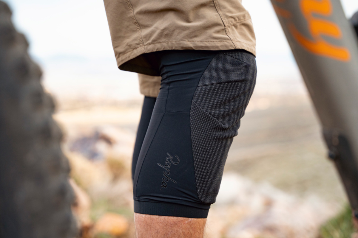 Review Rapha Trail Knee Pads The Loam Wolf