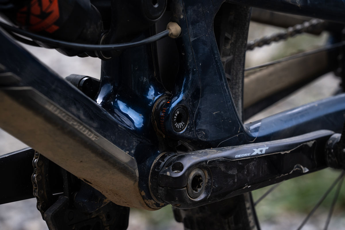 Nukeproof Giga Carbon 290 cable routing & Pivots