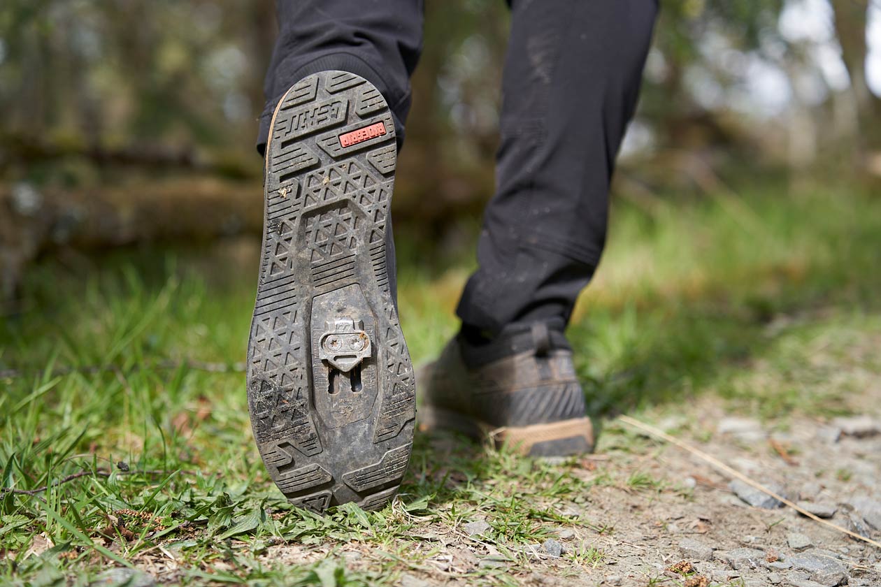 UCI_the_loam_wolf-5 Leatt HydraDri 5.0 Pro Clip Shoe Review