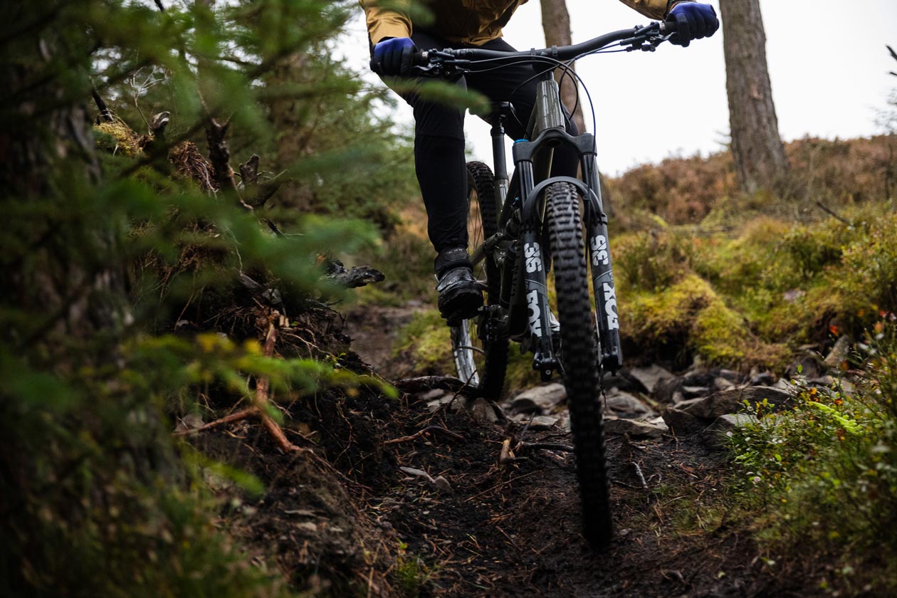 Descending on the Canyon Spectral AL 6