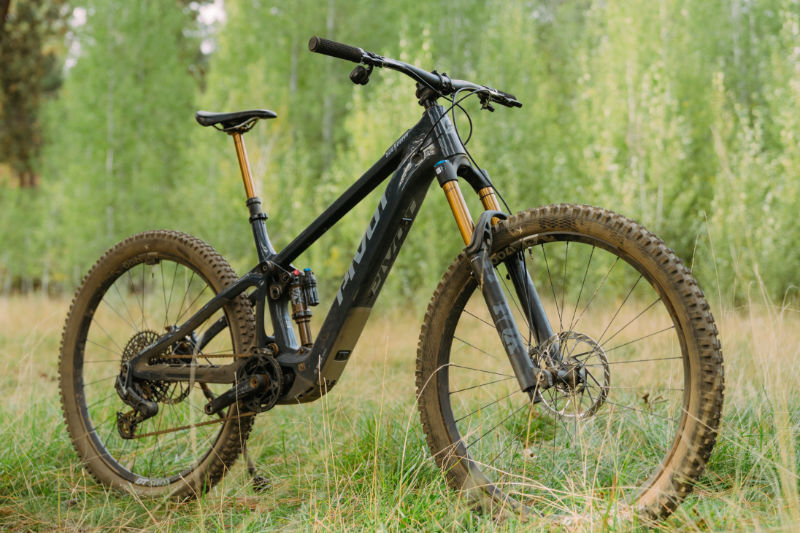 Pivot Shuttle SL/AM – 2025 Lightweight eMTB Shootout