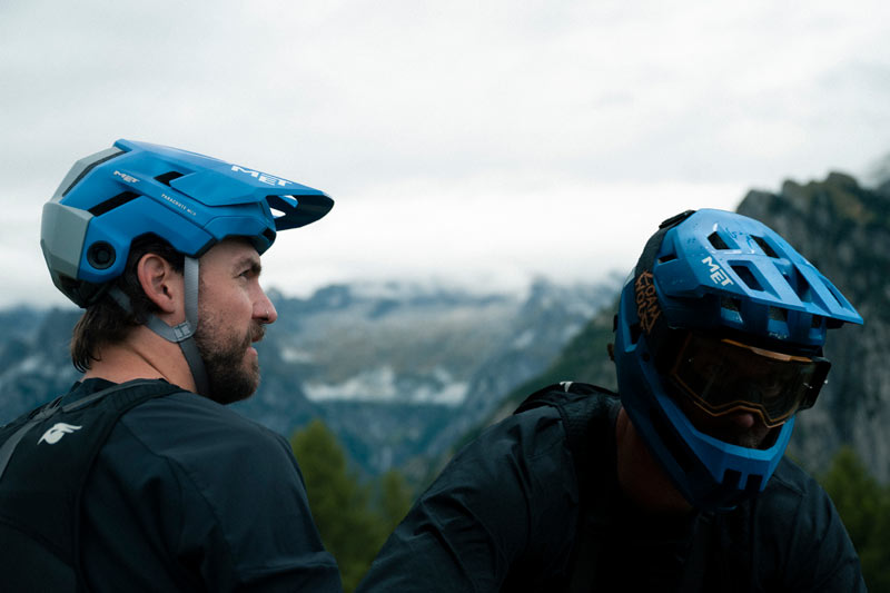 MET Parachute MCR 2 Helmet | Tech Check