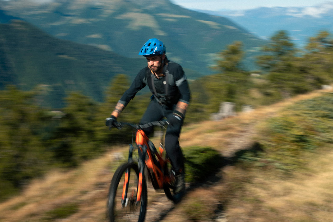 MET Parachute MCR 2 Helmet | Tech Check