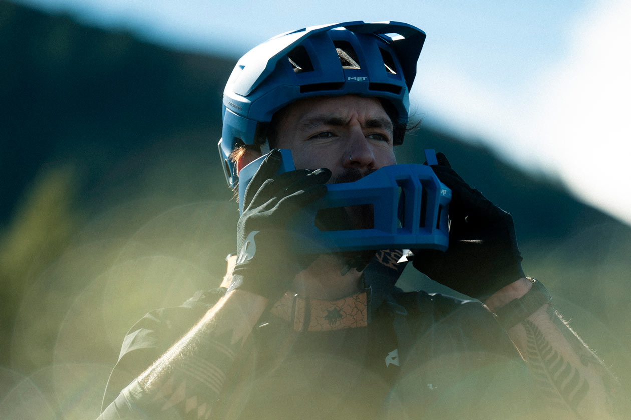 MET Parachute MCR 2 Helmet | Tech Check